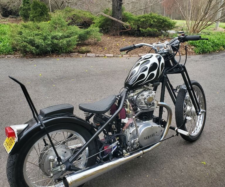 Ted’s 1978 Yamaha XS650 Hardtail: Gloss Black, Pearl White Flames, and a Springer Up Front